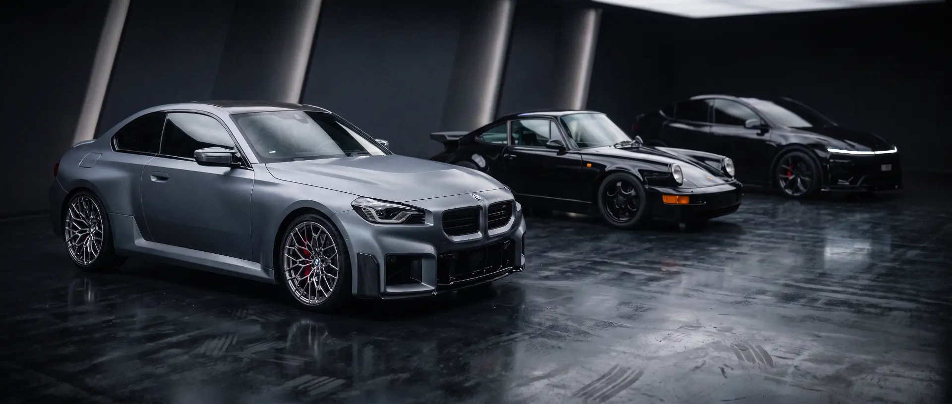 BMW M2 grise, Porsche 964 noire et Tesla Model Y Performance préparées par ARS-AUTOMOTIVE